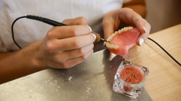 Diplomovaný zubní technik